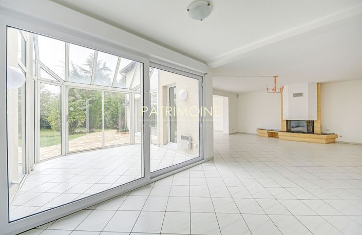 Image No.6-5 Bed House for sale