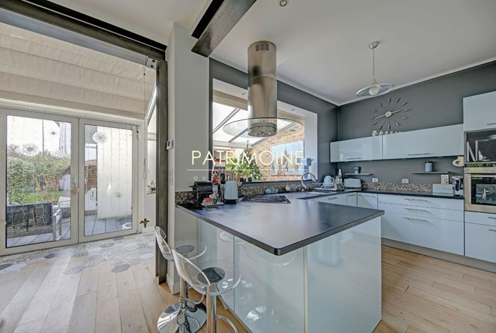 Image No.9-5 Bed Property for sale