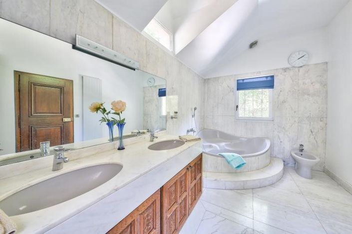 Image No.12-5 Bed Property for sale