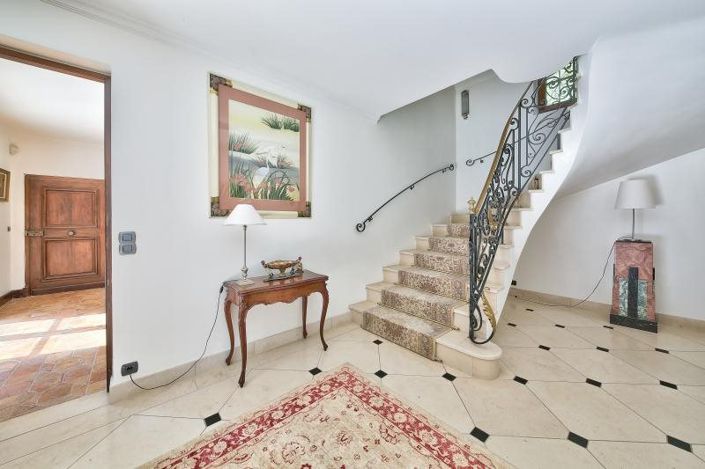 Image No.15-5 Bed Property for sale