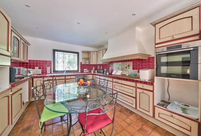 Image No.9-5 Bed Property for sale