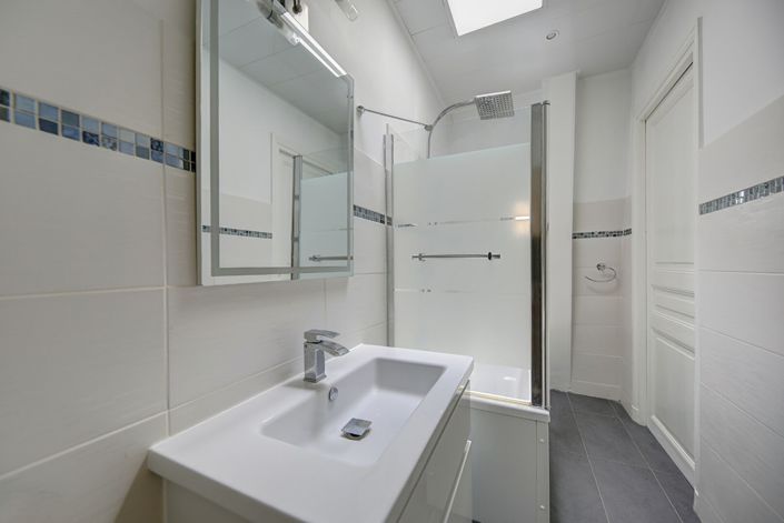 Image No.13-9 Bed Property for sale