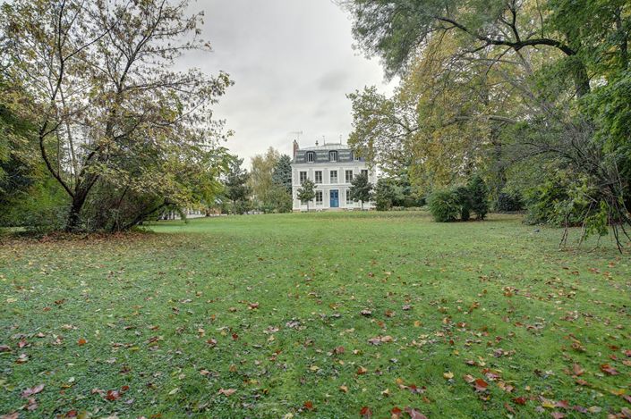 Image No.18-9 Bed Property for sale