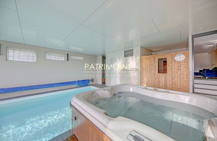 Image No.12-8 Bed Property for sale