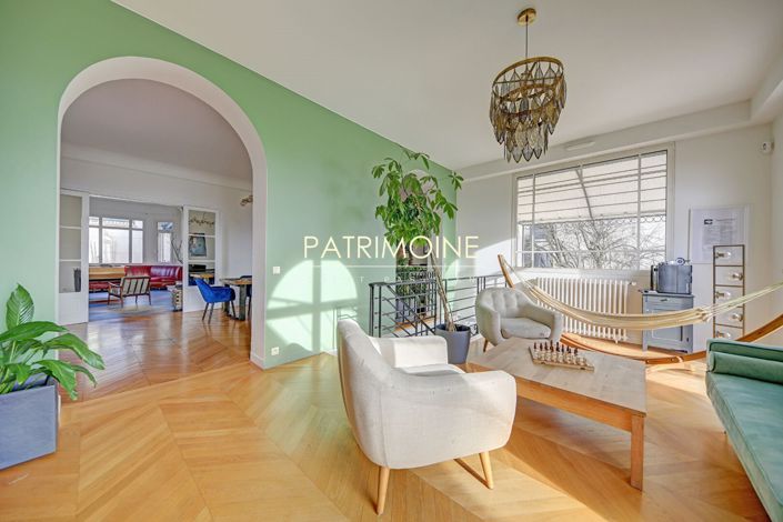 Image No.14-8 Bed Property for sale