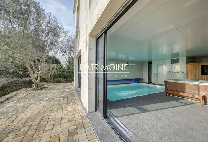 Image No.16-8 Bed Property for sale