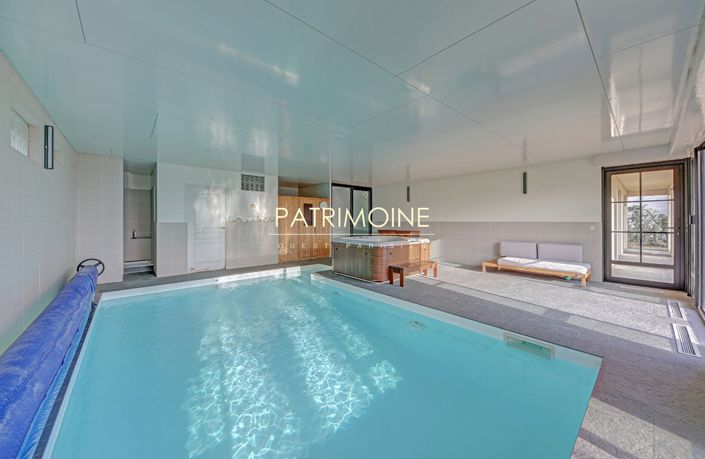 Image No.17-8 Bed Property for sale