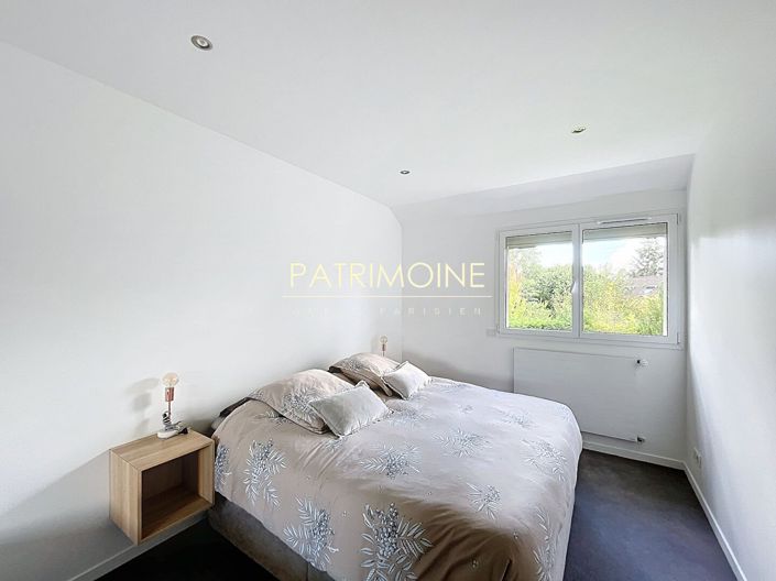 Image No.10-6 Bed Property for sale