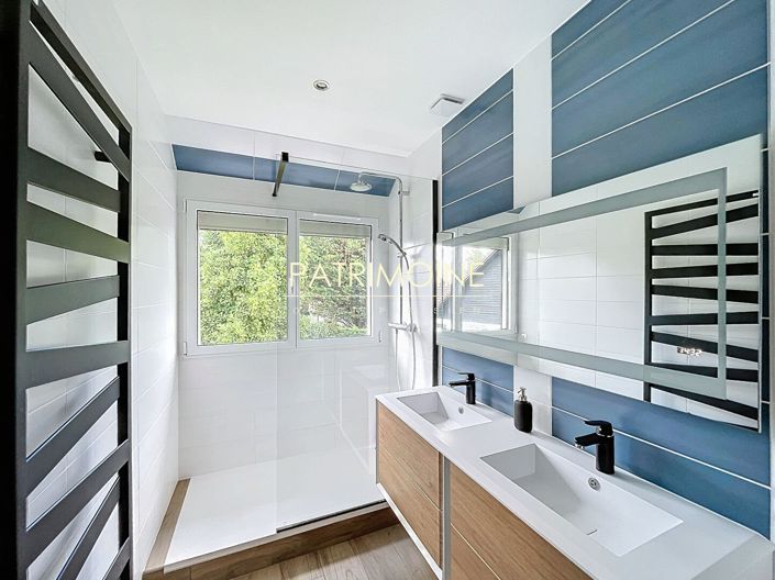 Image No.12-6 Bed Property for sale