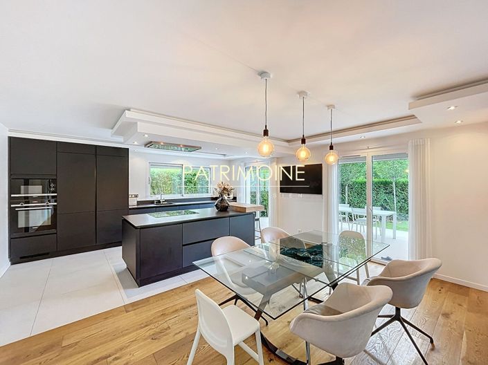 Image No.6-6 Bed Property for sale