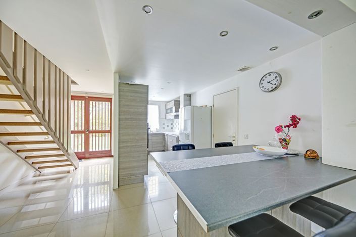 Image No.5-5 Bed House for sale