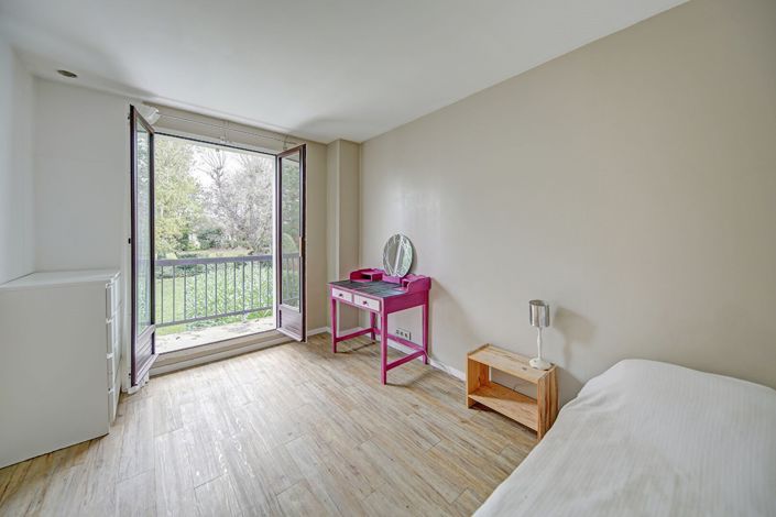 Image No.8-5 Bed House for sale