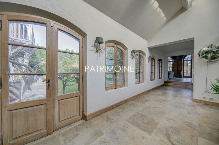 Image No.10-5 Bed Property for sale