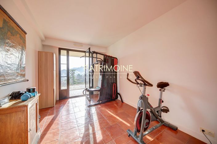 Image No.16-8 Bed Property for sale