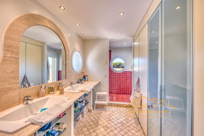 Image No.10-6 Bed House for sale