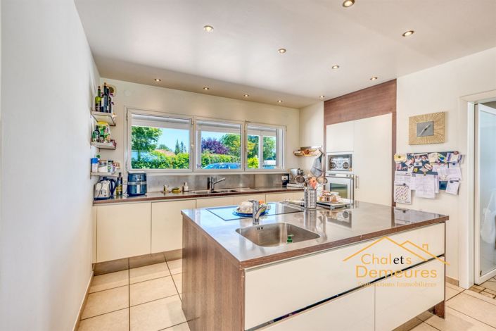 Image No.6-6 Bed House for sale