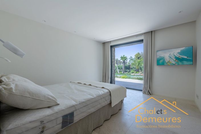 Image No.8-5 Bed House for sale