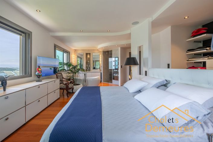 Image No.7-5 Bed House for sale