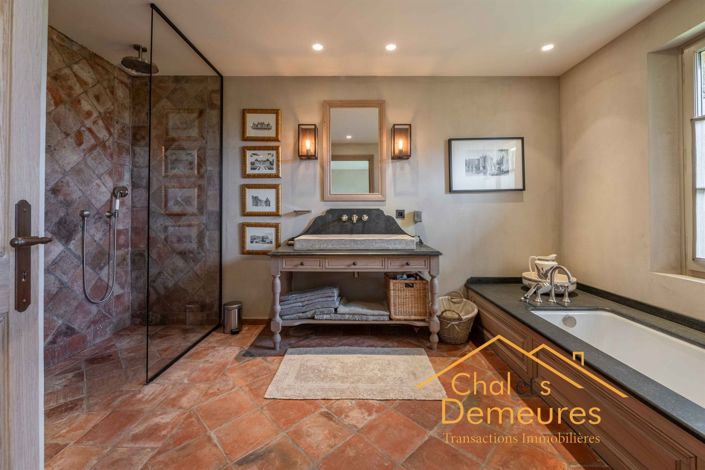 Image No.8-5 Bed House for sale