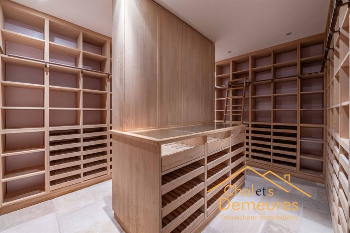 Image No.3-6 Bed House for sale