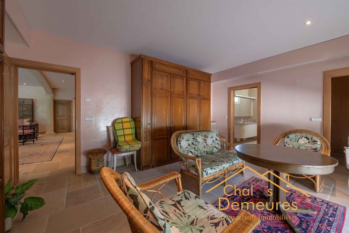 Image No.9-6 Bed House for sale