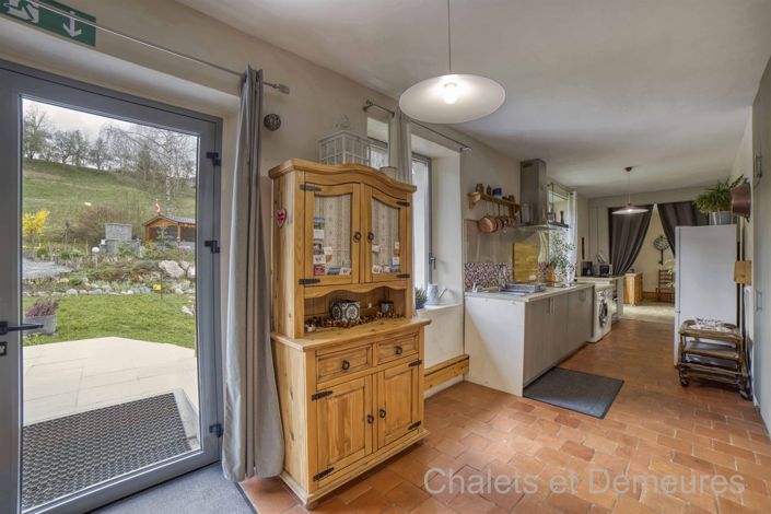 Image No.9-6 Bed House for sale