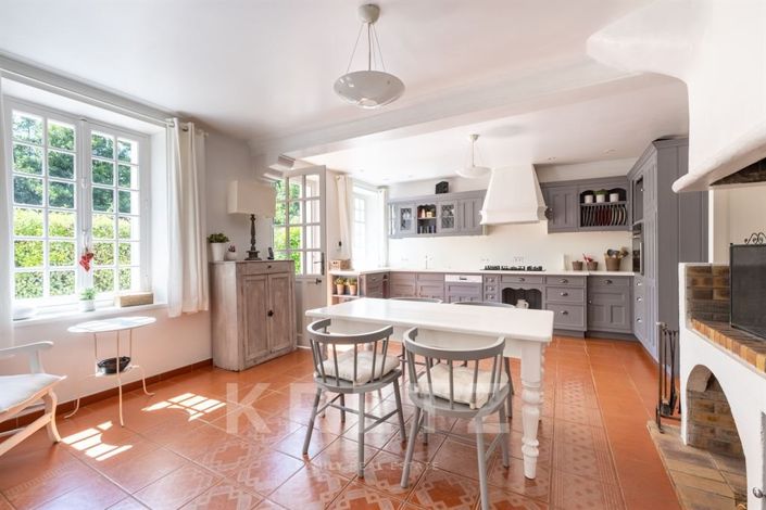 Image No.8-6 Bed House for sale