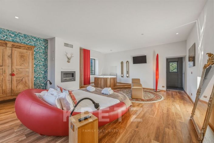 Image No.12-8 Bed Property for sale