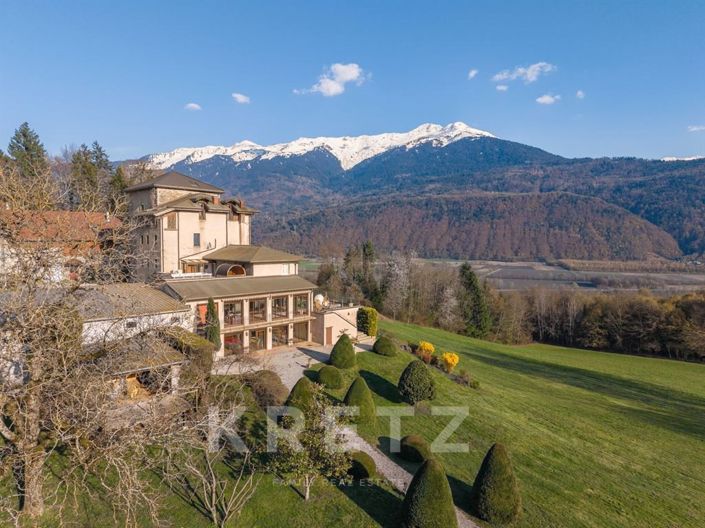 Image No.18-8 Bed Property for sale