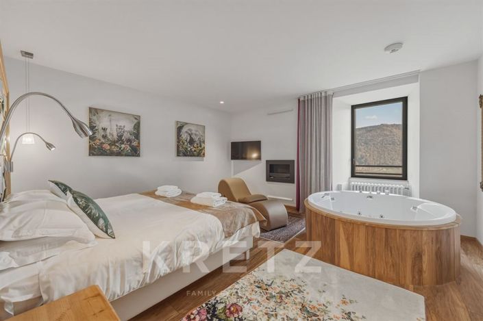 Image No.23-8 Bed Property for sale