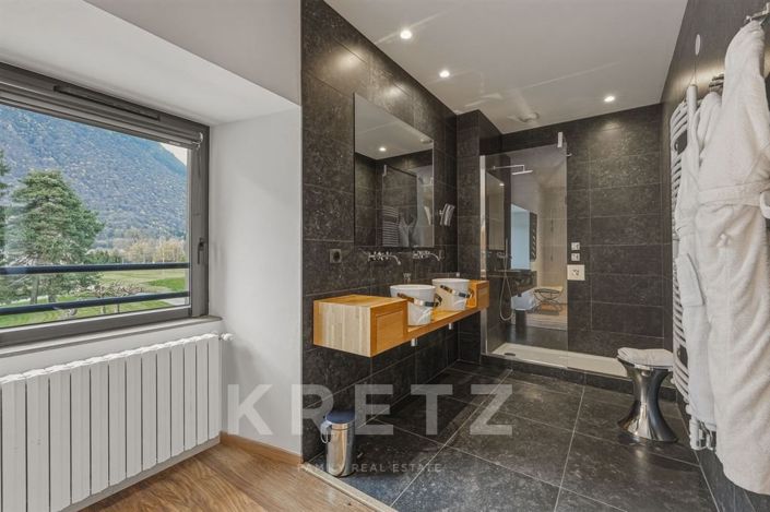 Image No.24-8 Bed Property for sale