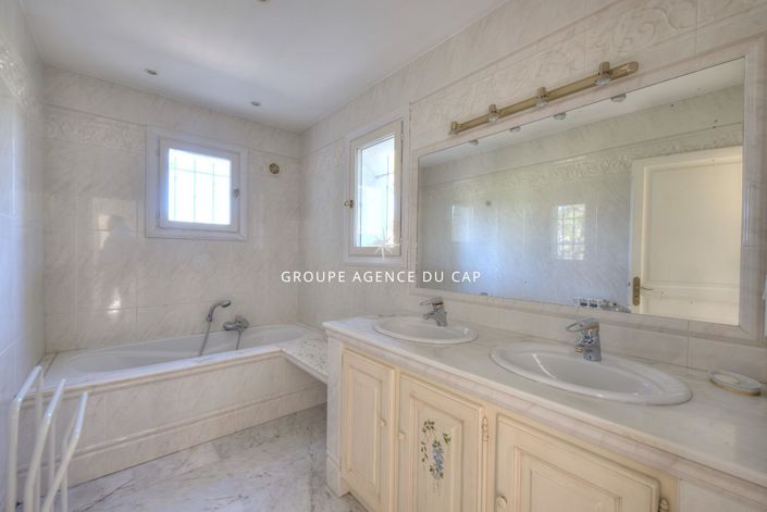 Image No.15-3 Bed House for sale