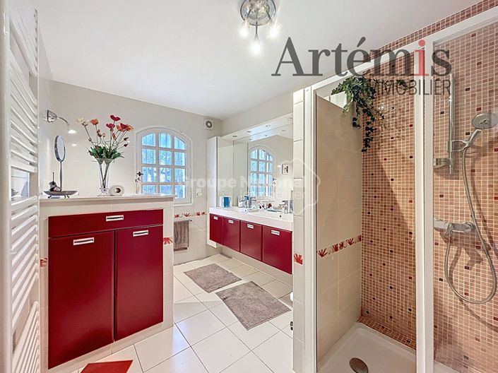 Image No.9-4 Bed Property for sale