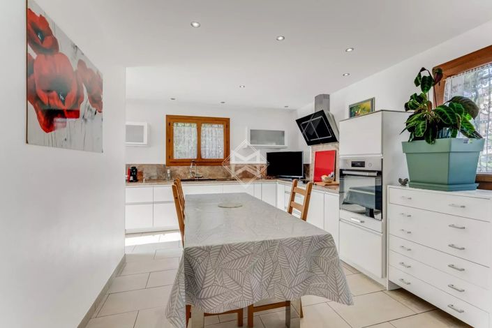 Image No.10-4 Bed House for sale