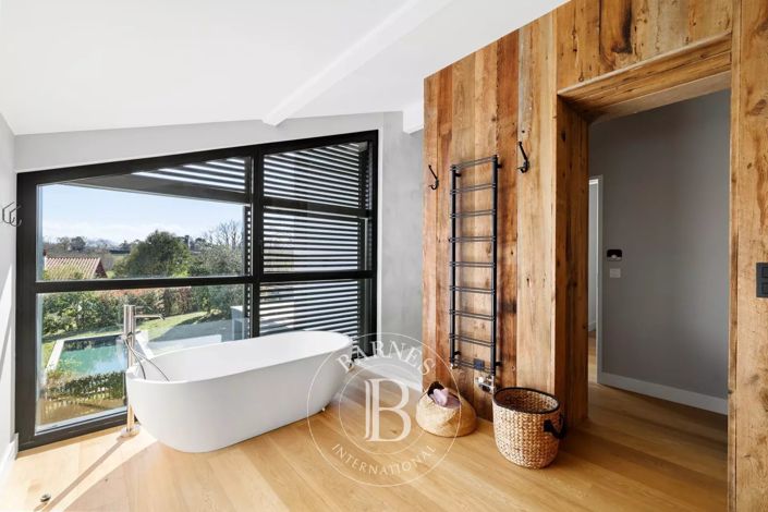 Image No.19-5 Bed House for sale