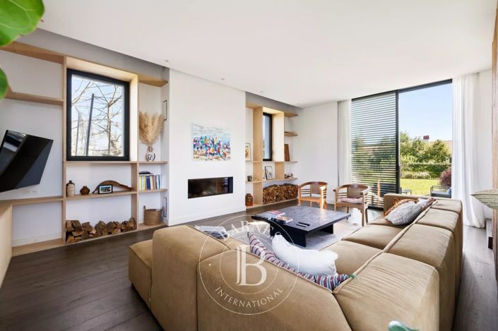 Image No.2-5 Bed House for sale