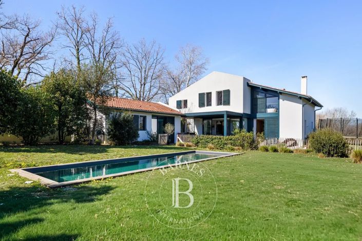 Image No.3-5 Bed House for sale