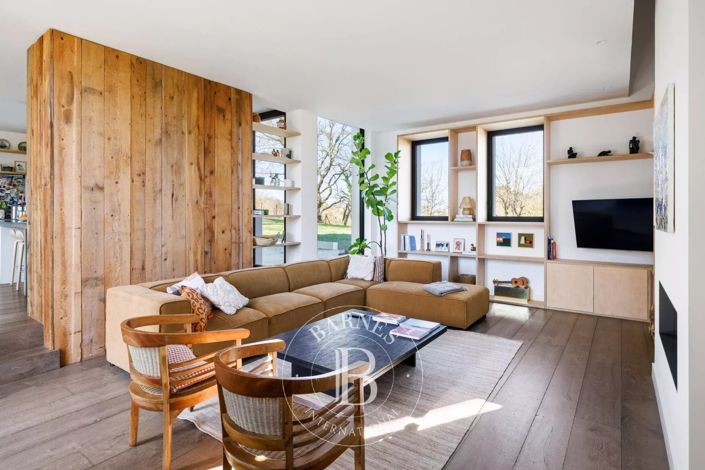 Image No.8-5 Bed House for sale