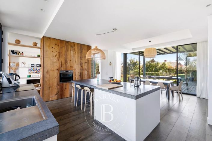 Image No.9-5 Bed House for sale