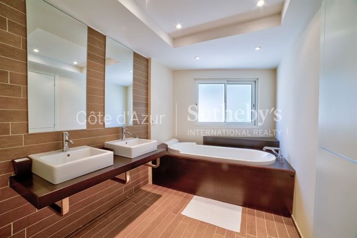 Image No.11-7 Bed Property for sale