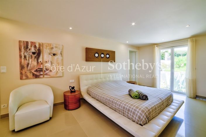 Image No.12-7 Bed Property for sale