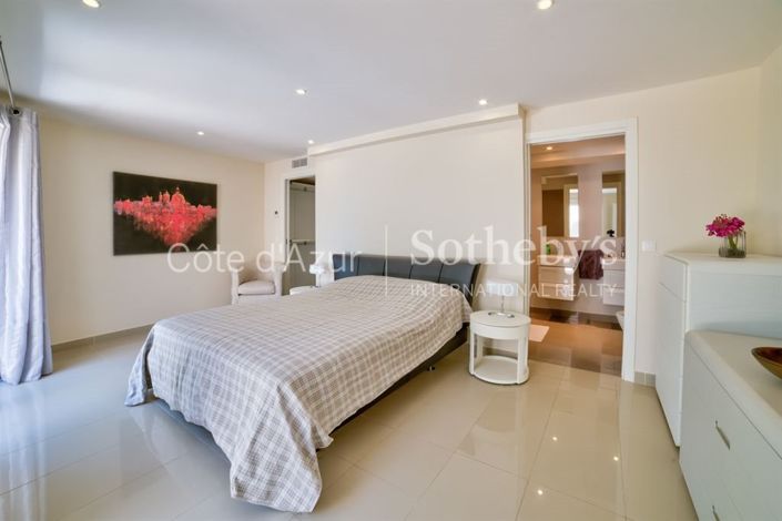 Image No.8-7 Bed Property for sale