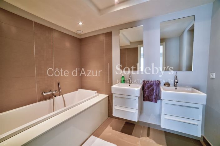 Image No.9-7 Bed Property for sale