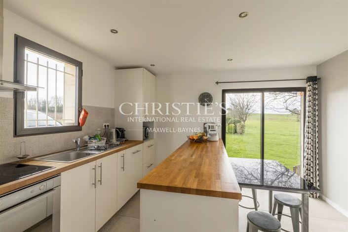 Image No.31-11 Bed House for sale