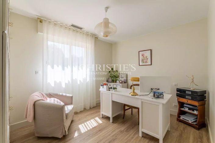 Image No.18-4 Bed House for sale