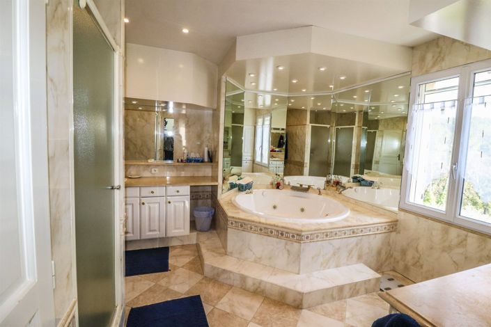 Image No.18-5 Bed House for sale