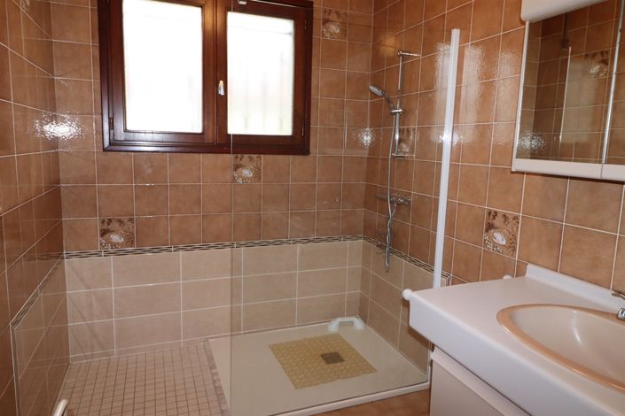 Image No.11-3 Bed House for sale