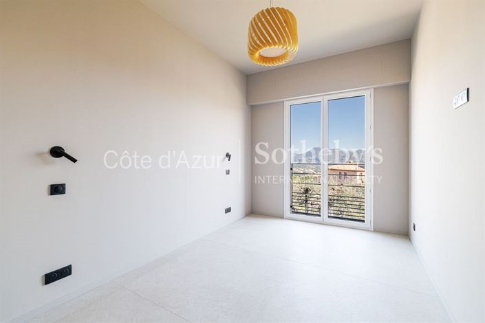 Image No.15-4 Bed Property for sale