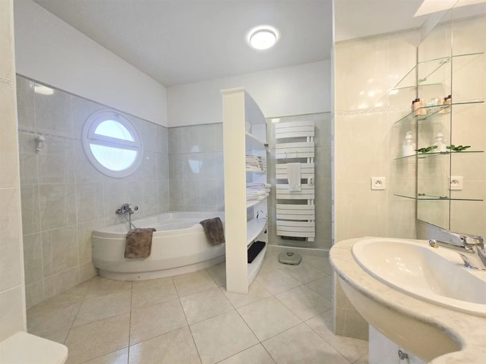 Image No.20-3 Bed Apartment for sale