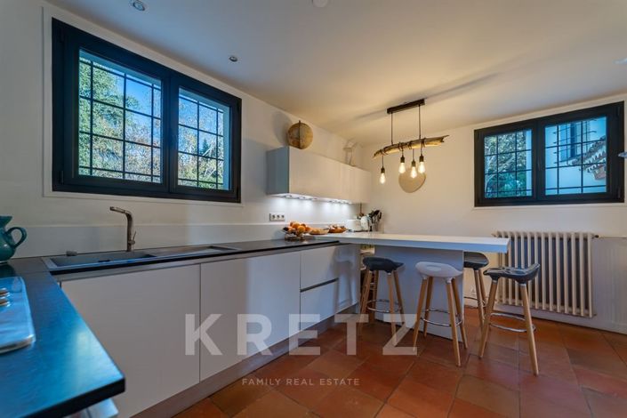 Image No.6-5 Bed House for sale